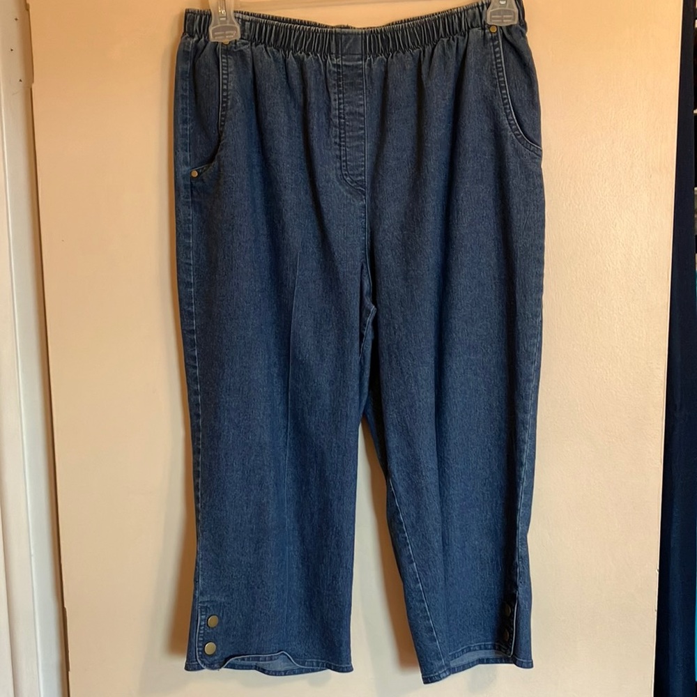 Beautiful tailored medium stonewashed jean capris by Allison Daley, size 14
